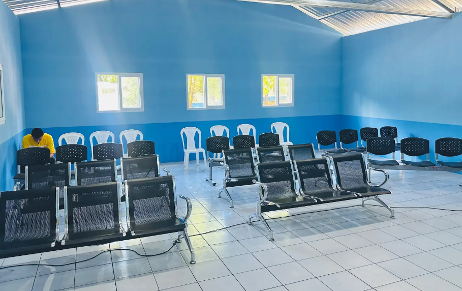 La nueva sala de espera del Hospital de Guastatoya tiene capacidad para atender a 26 personas de manera simultánea . (Foto: MSPAS)