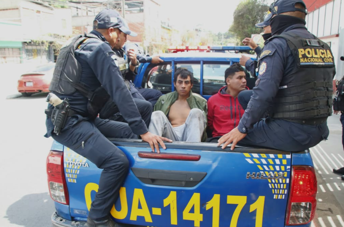 Los detenidos fueron identificados como César López, de 24 años, y Esvin Chamalé, de 27. / Foto: PNC