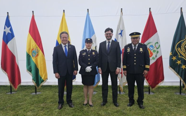 Embajada de Guatemala en Chile acompaña a becarios de la PNC formados por Carabineros