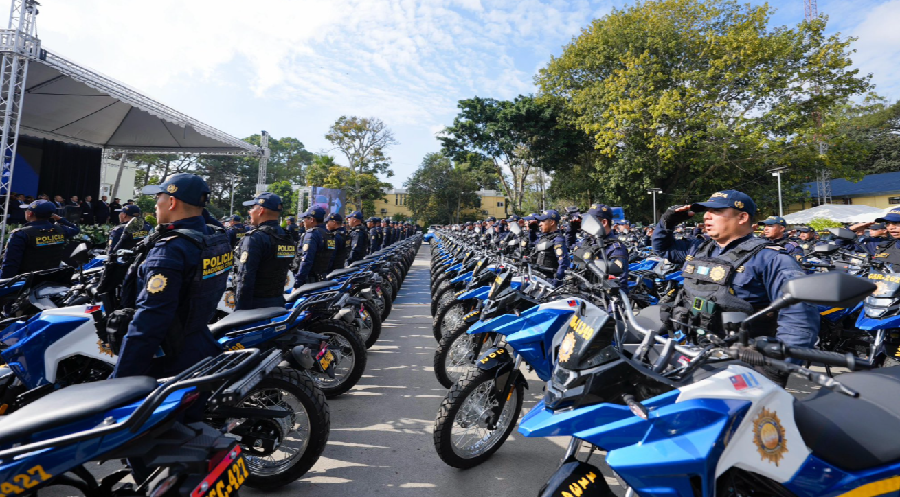 Mingob refuerza a la PNC con la entrega de 252 motocicletas y 10 radiopatrullas