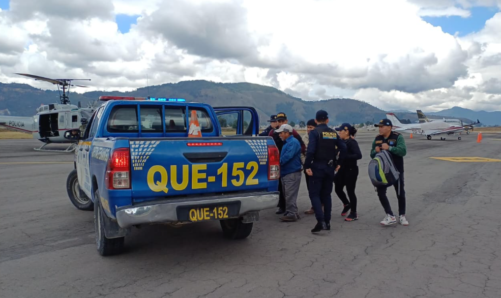 Las personas capturadas son requeridas por un juzgado de Guatemala y están sindicadas de los delitos de tráfico ilegal de personas, asociación ilícita y lavado de dinero u otros activos. / Foto: PNC.