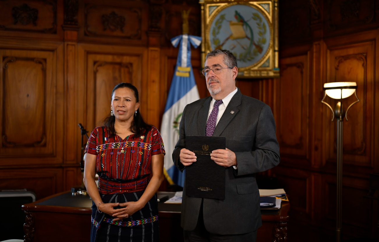 Presidente Bernardo Arévalo y ministra de Trabajo, Miriam Roquel, en el anuncio de los salarios mínimos para el 2026. / Foto: Álvaro Interiano.