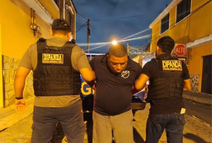 En su país de origen, alias "Fatboy" es requerido por la justicia salvadoreña por al menos siete órdenes de captura vinculadas a delitos de estafa agravada y falsificación de documentos. / Foto: PNC.