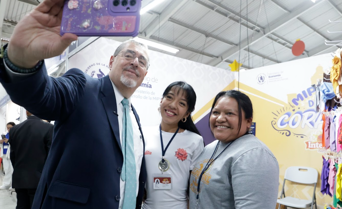 Presidente Bernardo Arévalo comparte con emprendedores ubicados en el pabellón de las mipymes en Interfer. (Foto: Dickens Zamora)