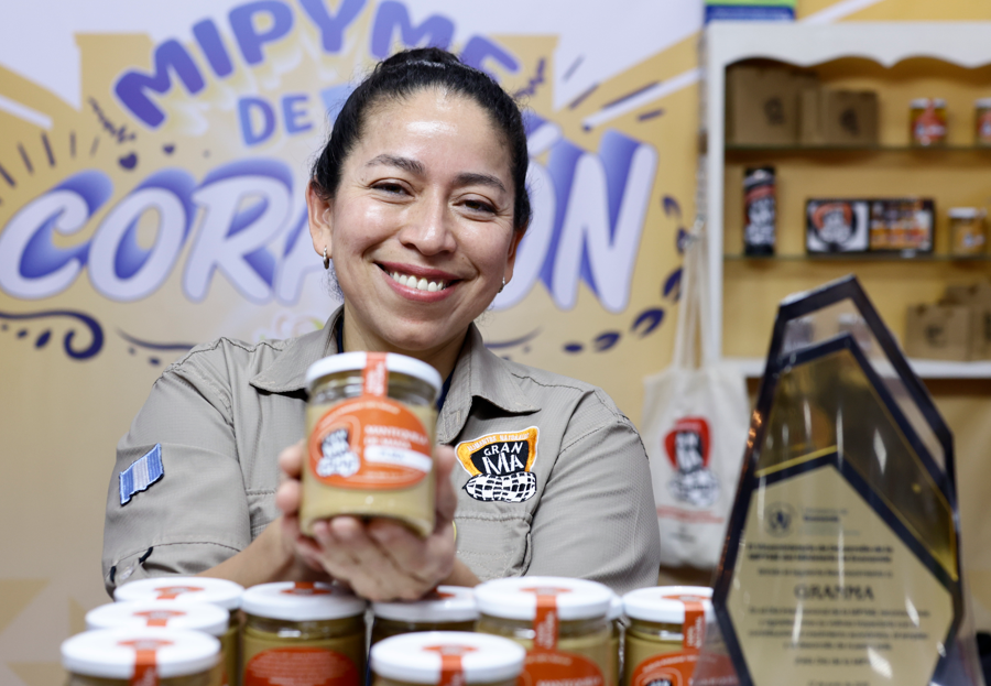 Verónica Rosales impulsa su empresa de mantequilla de maní en el Interfer. (Foto: Analí Camey)