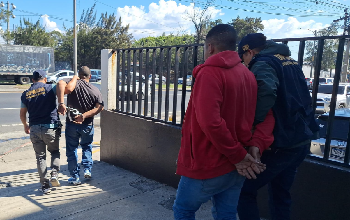 Capturan a dos pandilleros del Barrio 18 en Villa Nueva./Foto: PNC.