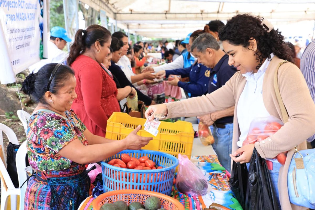 La Feria del Agricultor contribuye a la economía familiar y a la seguridad alimentaria. / Foto: MAGA.