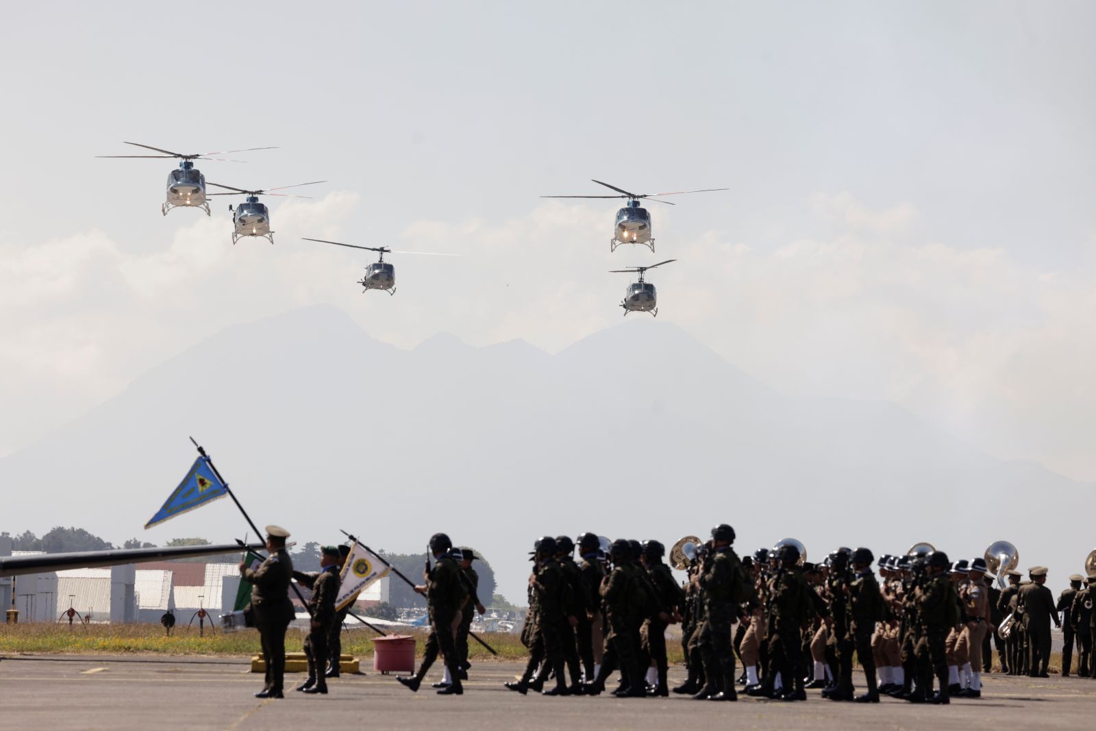 El presidente Bernardo Arévalo destaca el relevante papel que desempeña la Fuerza Aérea Guatemalateca en la defensa de la soberanía nacional.