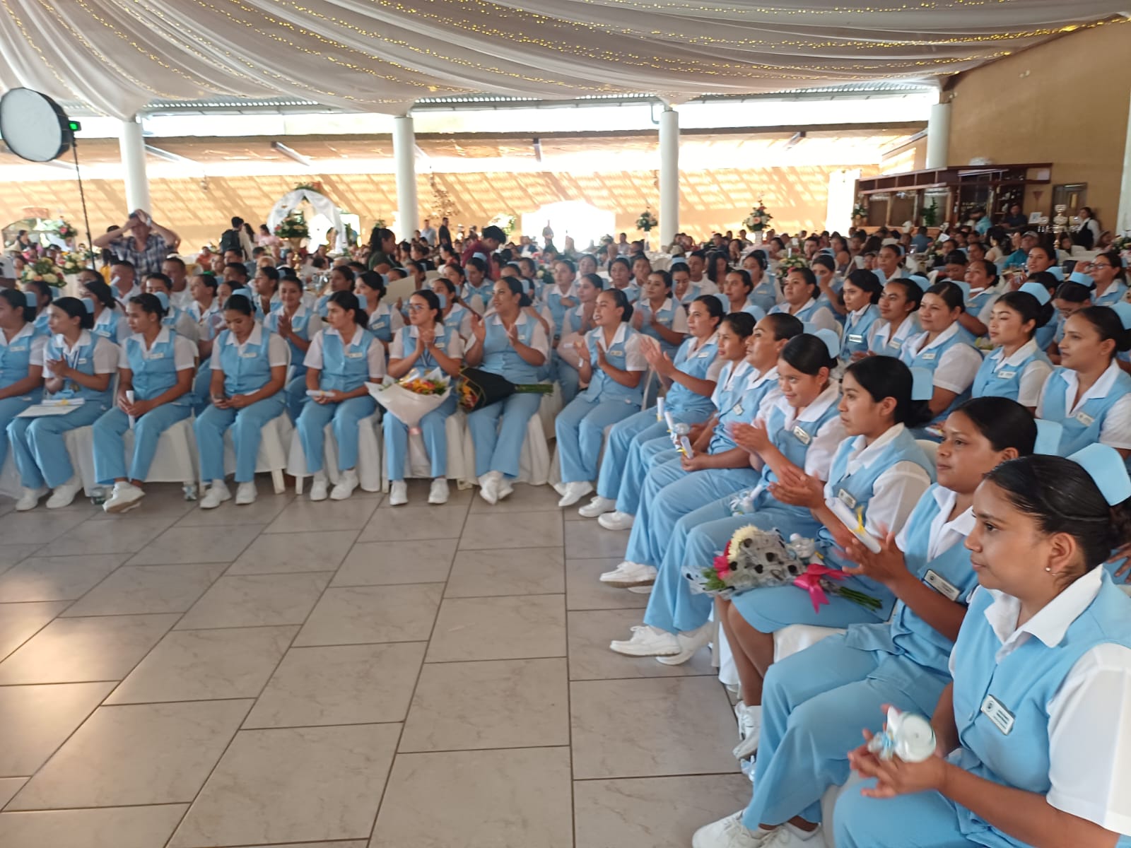 Integrantes de la segunda promoción de auxiliares de enfermería y familiares, durante el acto de graduación en la escuela de enfermería de Cuilapa.