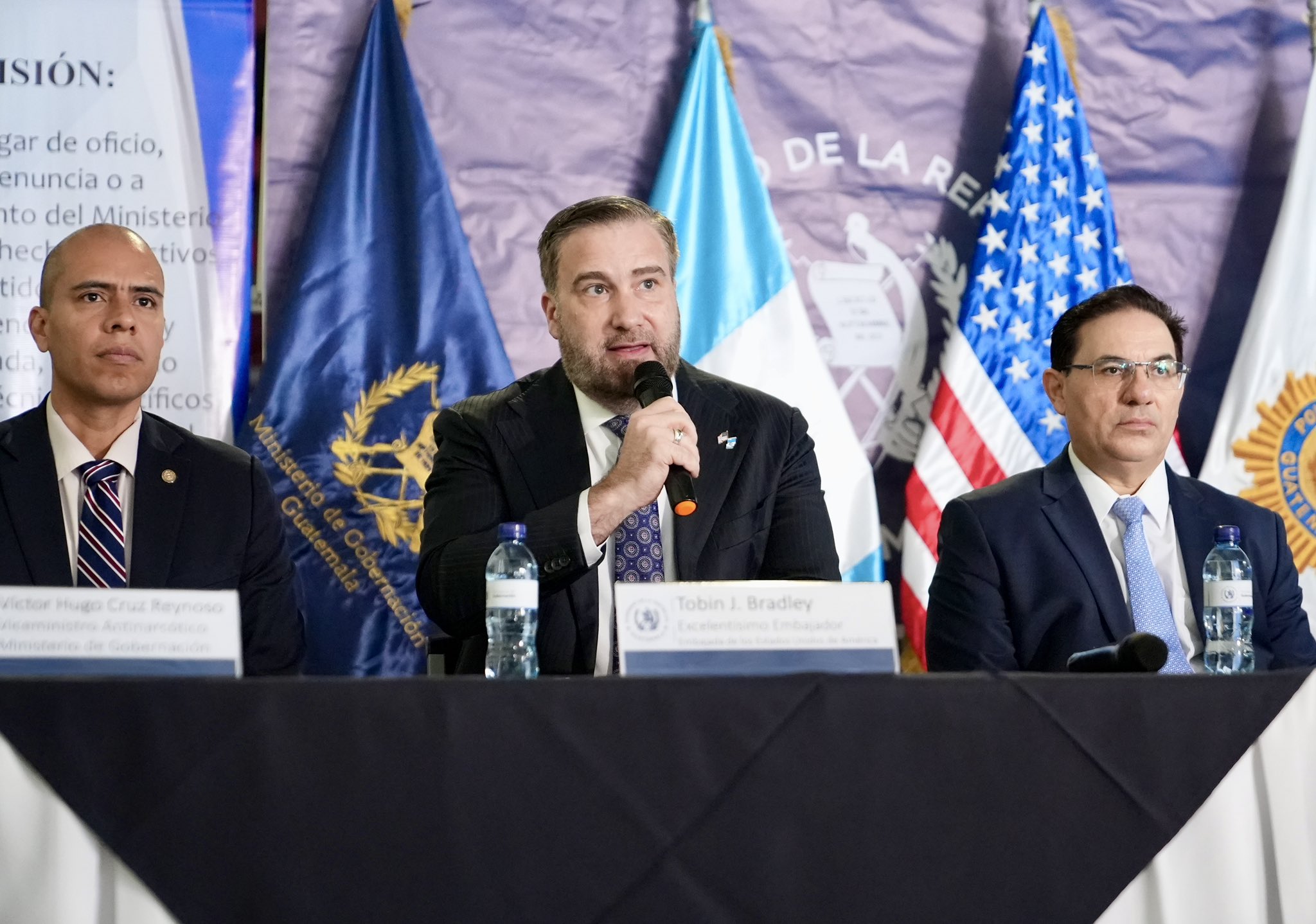 Embajador de Estados Unidos, Tobin Bradley (centro), junto al ministro de Gobernación, Marco Antonio Villeda (derecha), y el viceministro de Antinarcóticos, Víctor Hugo Cruz (izquierda). / Foto: Embajada de Estados Unidos.