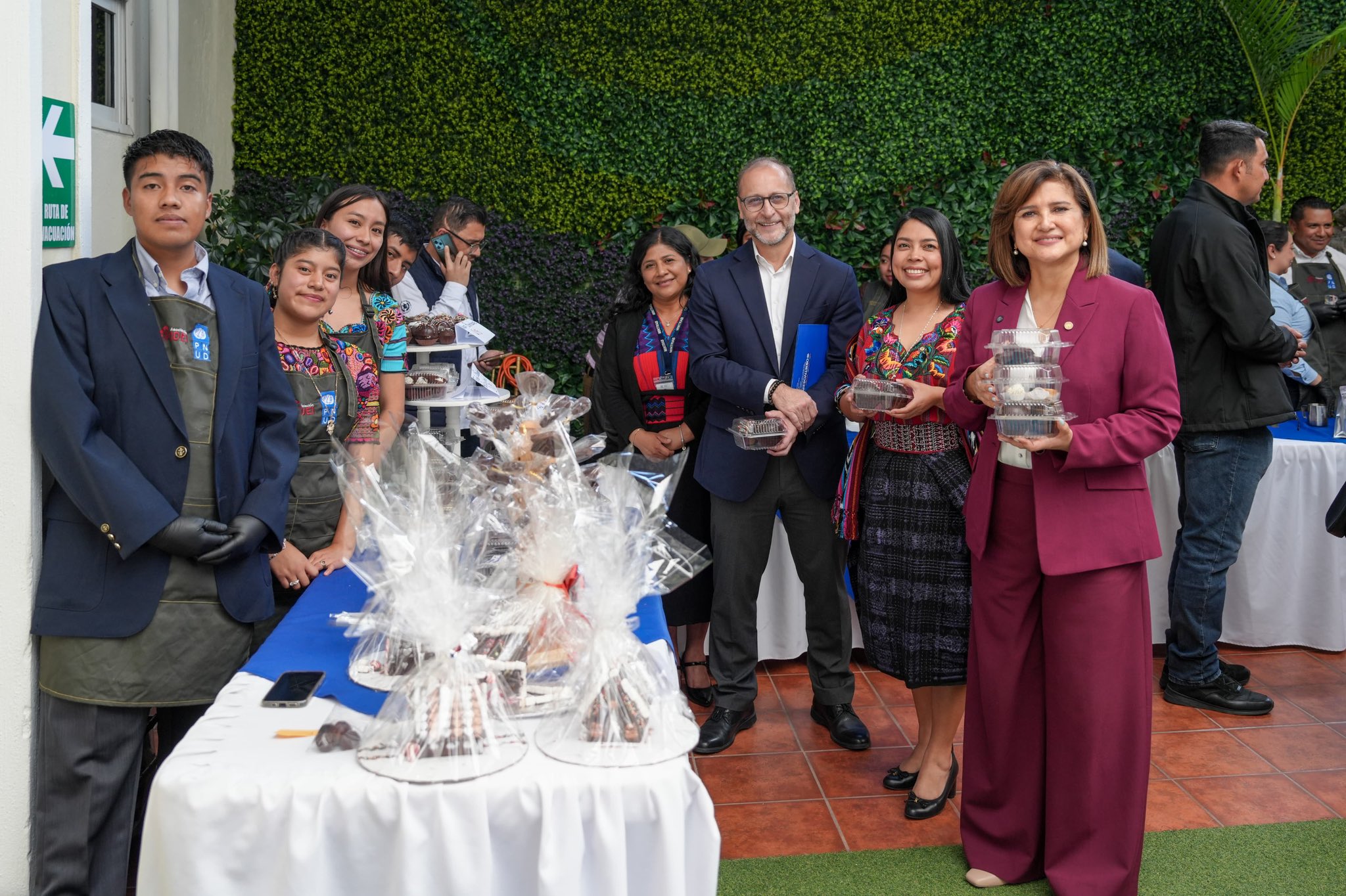 Vicepresidenta felicitó a 90 jóvenes que culminaron su capacitación en Quetzaltenango. / Foto: Vicepresidencia de la República.