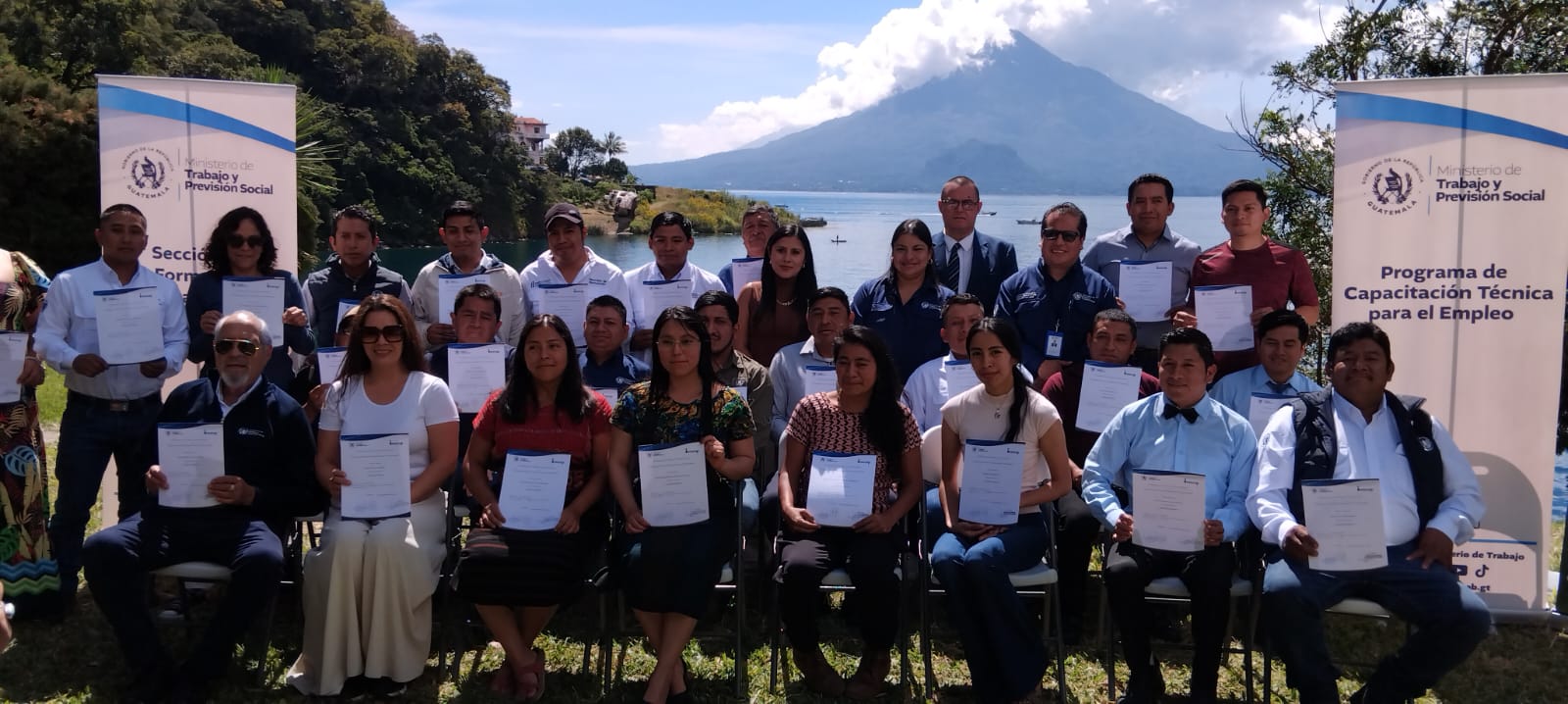 Jóvenes culminan cursos de formación en turismo y hotelería en Panajachel, Sololá