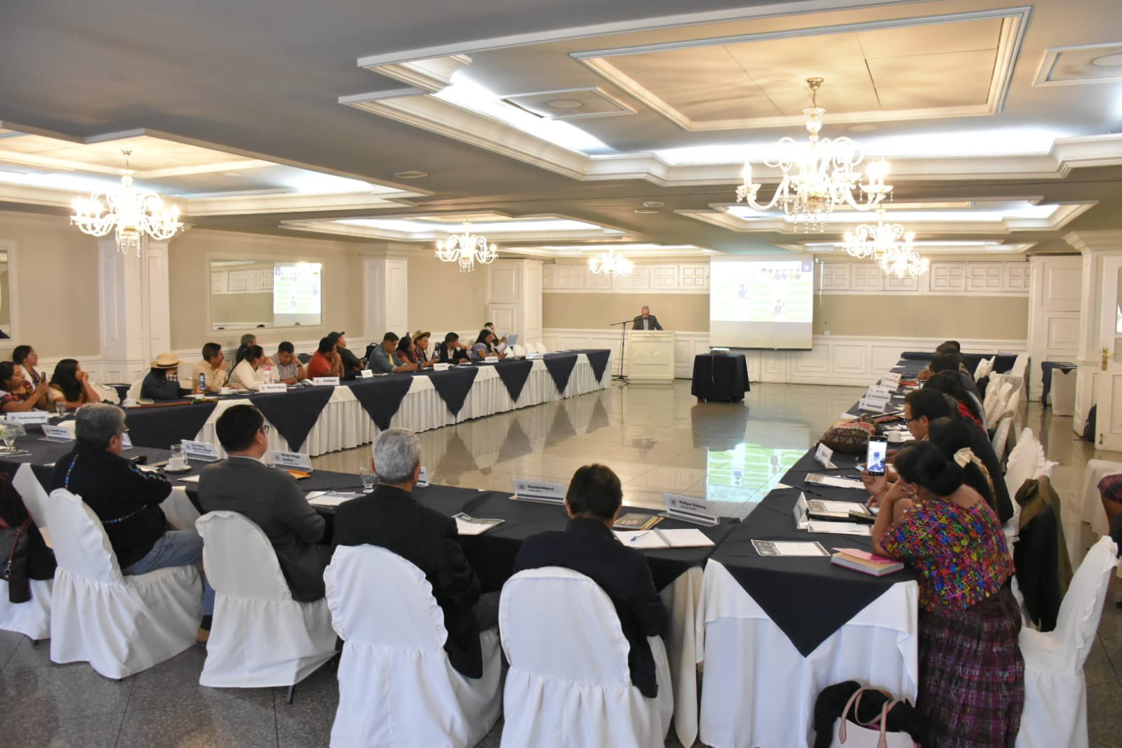 Representantes de pueblos indígenas y autoridades dialogan sobre Consejos de Desarrollo