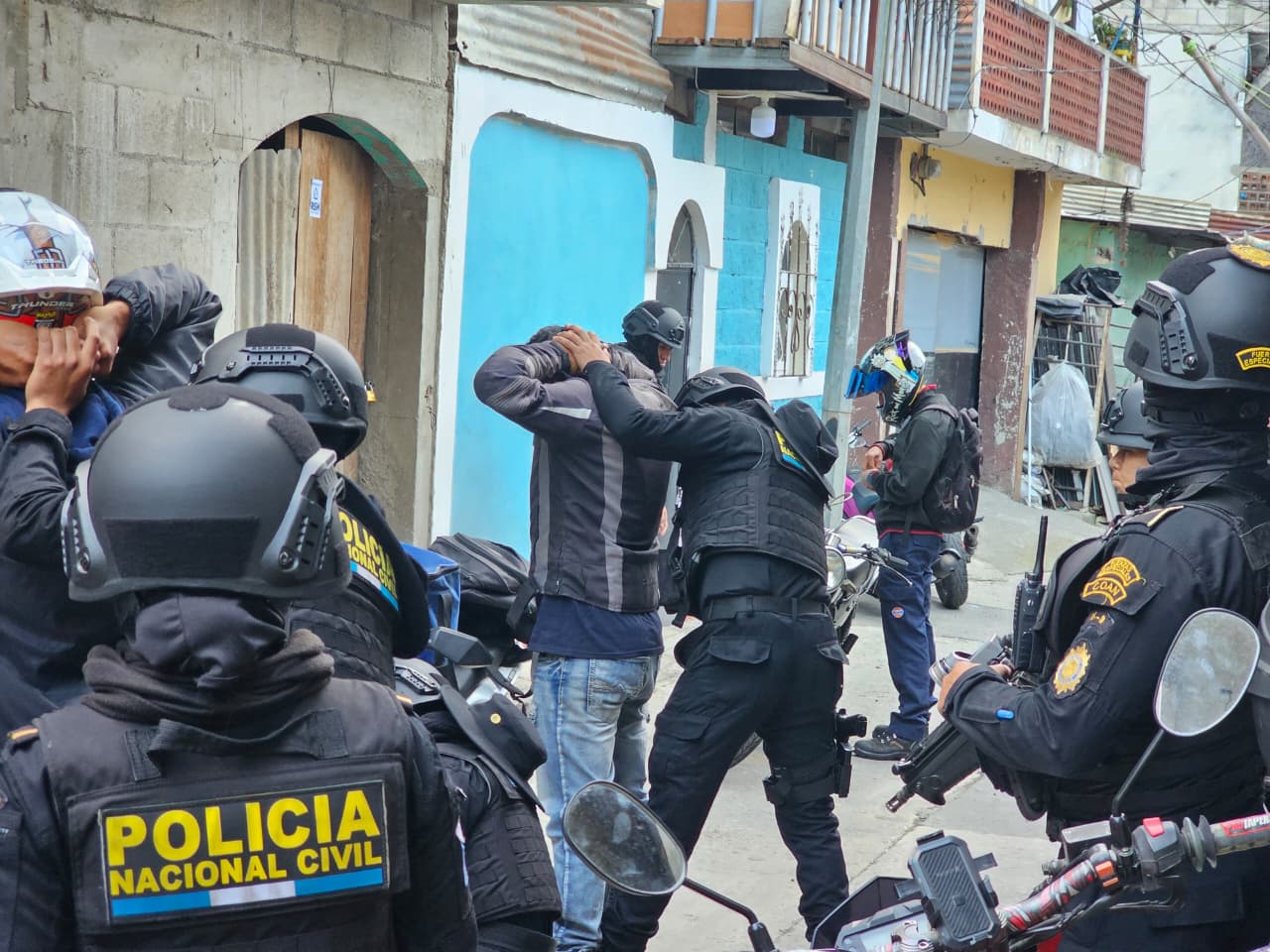 Policía Nacional Civil captura a 13 presuntos pandilleros del Barrio 18 y la Mara Salvatrucha