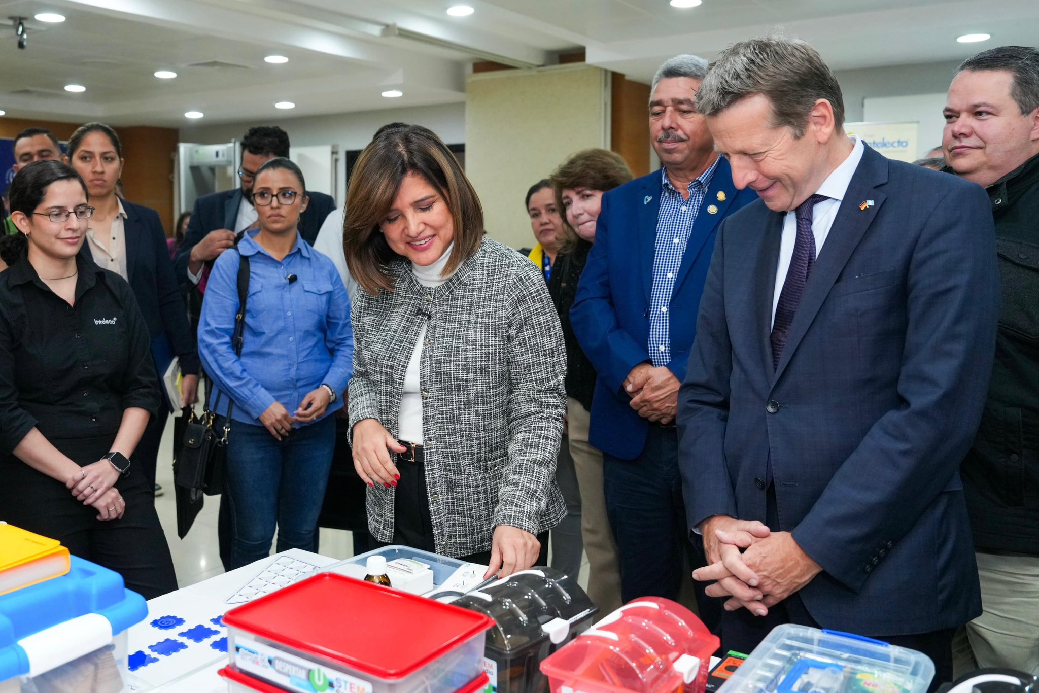 Vicepresidenta Karin Herrera participó en la entrega de kits para Clubes de Ciencias. (Foto: Vicepresidencia)
