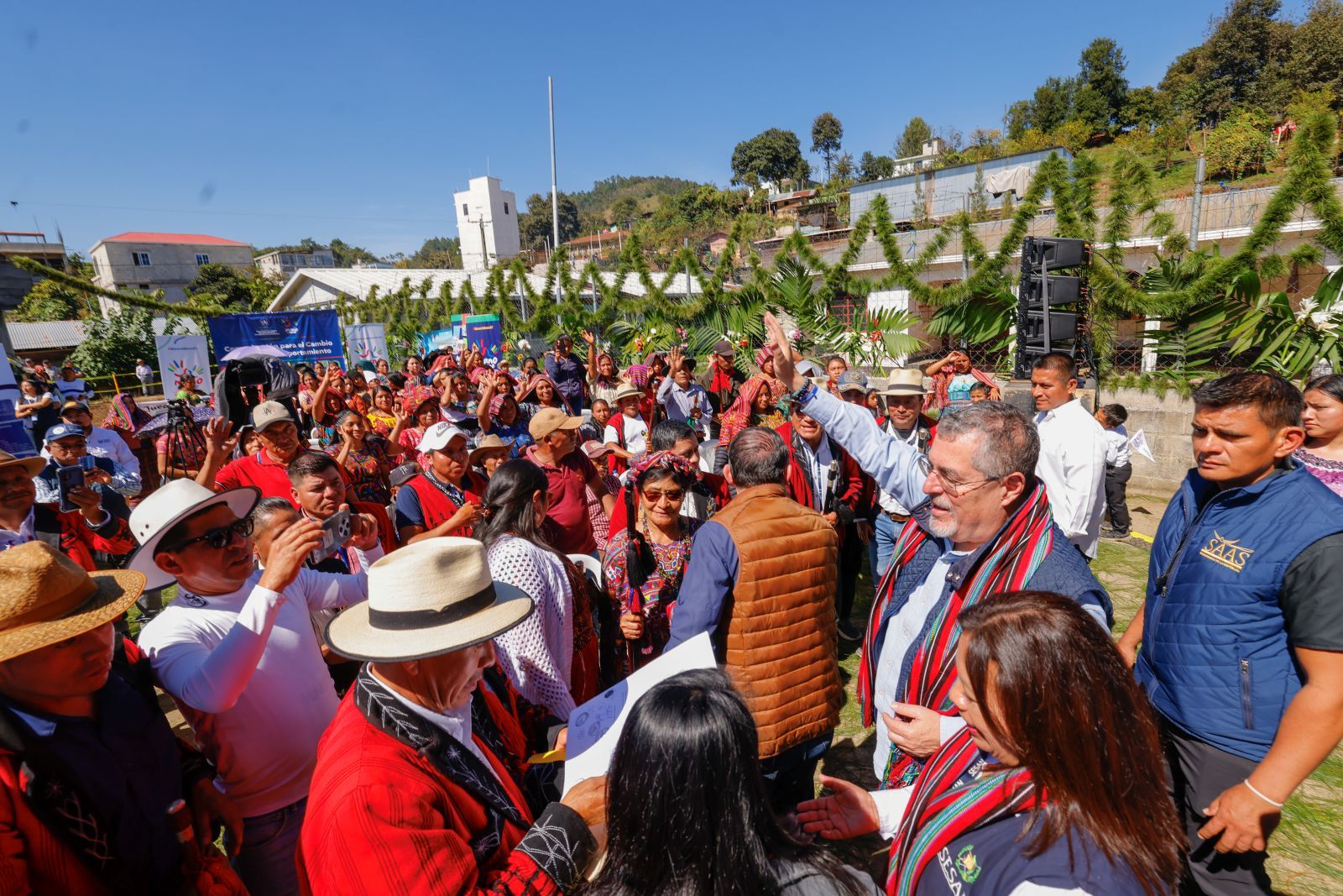El presidente Bernardo Arévalo celebra junto a pobladores de San Juan Cotzal, octavo municipio declarado libre de pisos de tierra. / Foto: Gilber García