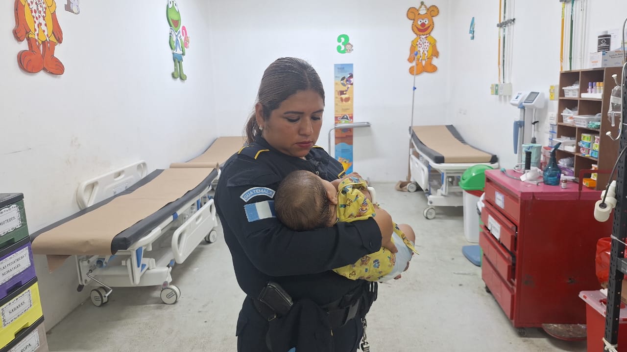 PNC rescata a bebé abandonada en la vía pública en Mazatenango