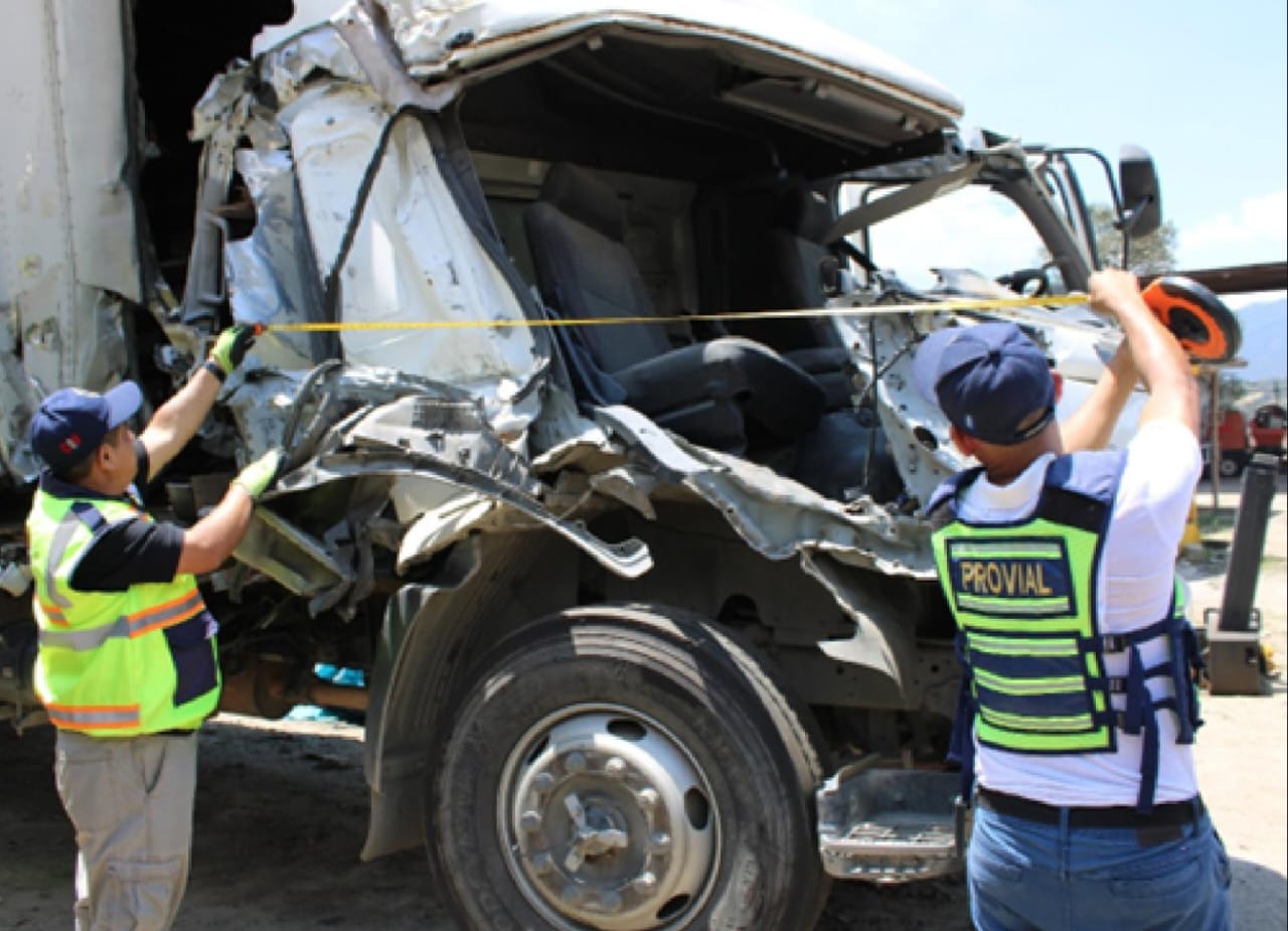 El resultado de este proceso se consigna en un informe técnico accidentológico, documento que es remitido a los juzgados competentes y al Ministerio Público. / Foto: CIV.