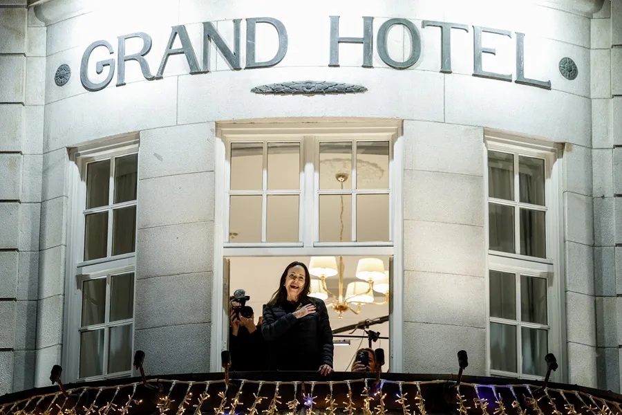 La opositora María Corina Machado saluda a venezolanos, desde el balcón del hotel donde se aloja tras su llegada a Oslo con motivo de la entrega del Premio Nobel de la Paz.