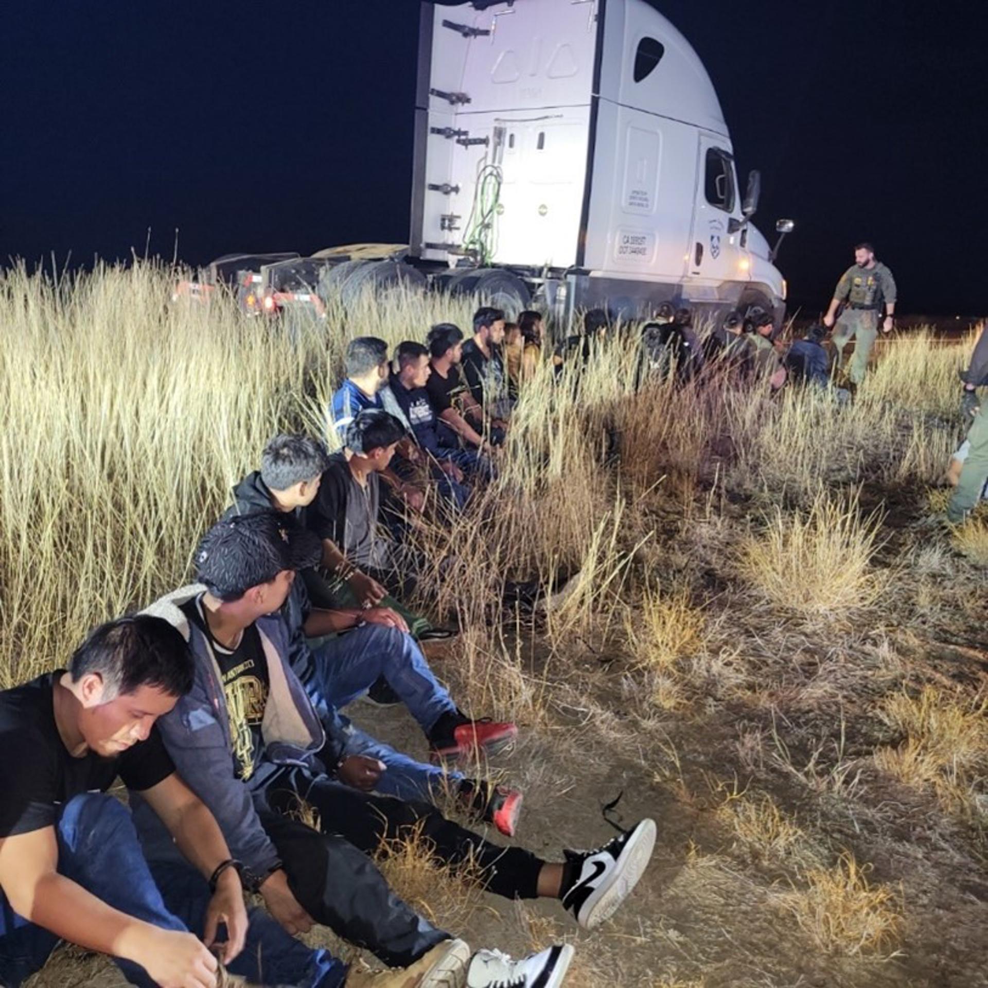 Hallan a 23 migrantes escondidos en la cabina de descanso de un camión en Texas