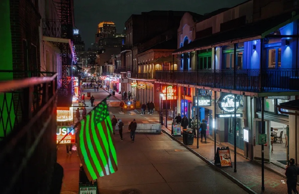 Vista de una calle de Nueva Orleans en la que negocios permanecen abierto, aunque los que son propiedad de latinos decidieron cerrar.