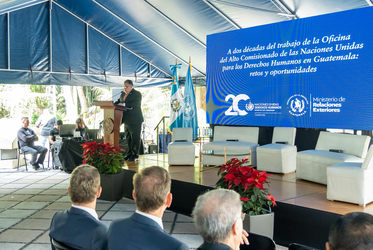 Organizan conversatorio para conmemorar los 20 años de trabajo de la Oacnudh en Guatemala.
