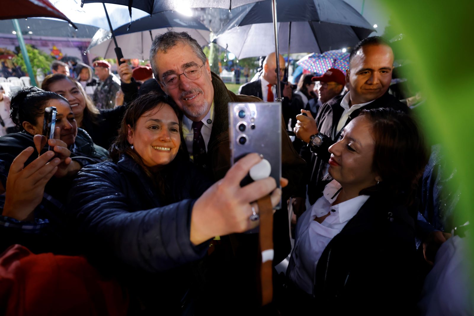 El presidente Bernardo Arévalo comparte con asistentes al acto de lanzamiento de la iniciativa literaria 25 para el 25.
