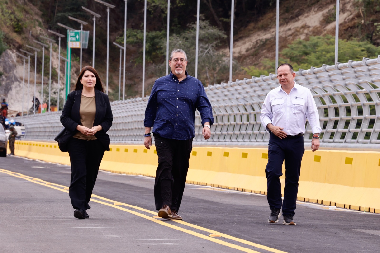 El presidente Bernardo Arévalo recorre el nuevo Puente de los Mártires junto a los ministros Norma Zea del CIV y Abelardo Pinto del Mides. /Foto: Analí Camey