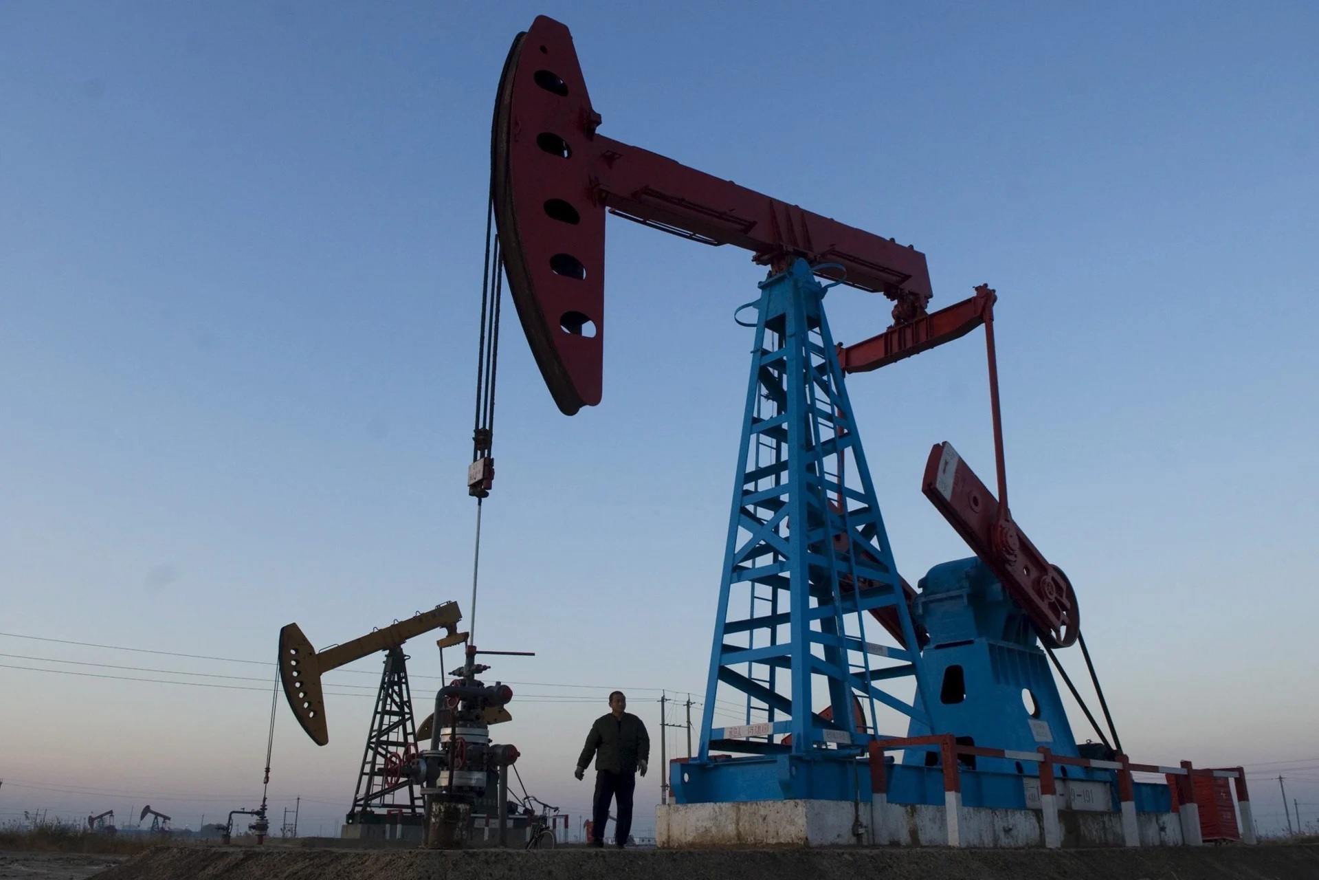 El petróleo de Texas baja un 2.73 %, a 55.27 dólares, su nivel más bajo desde 2021