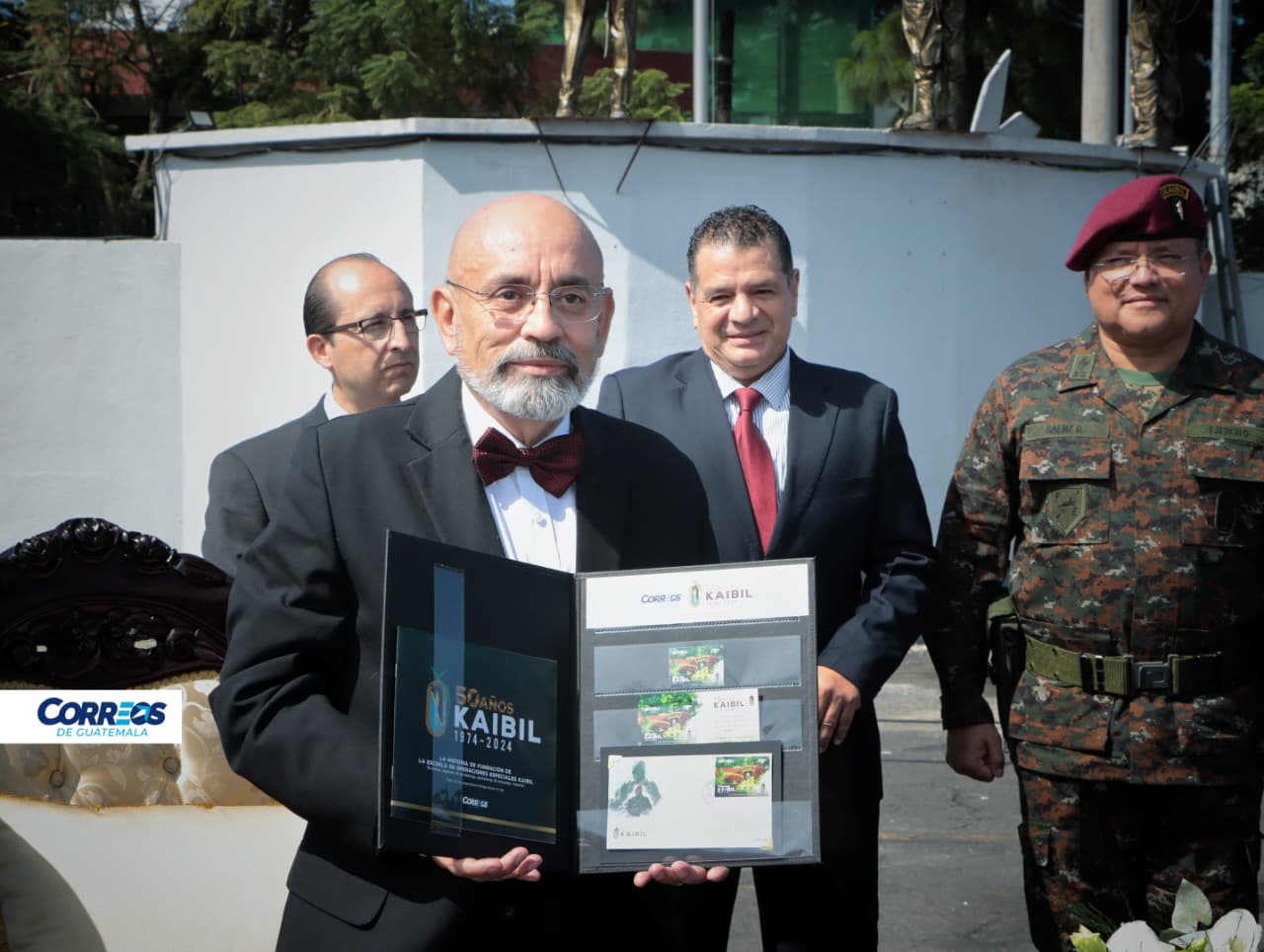 Presentan sellos postales alusivos a los 50 años de las fuerzas Kaibil del Ejército de Guatemala. / Foto: Correos de Guatemala.