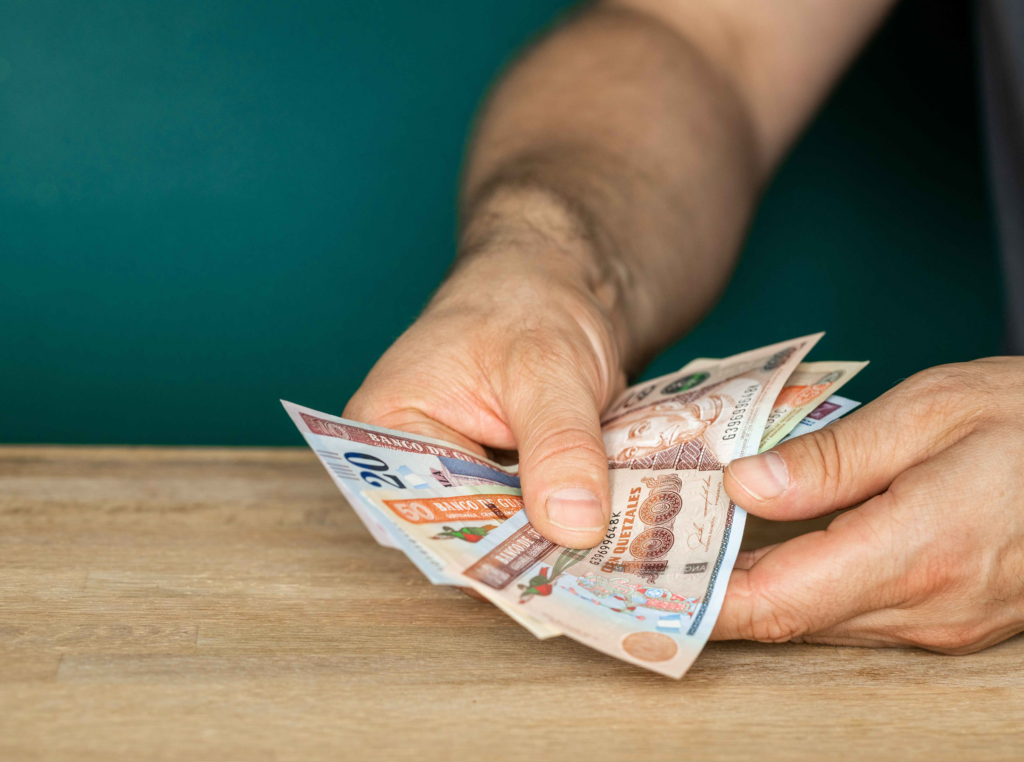 Te explicamos los cálculos aplicables sobre los nuevos montos del salario mínimo y su relación con el ISR. / Foto: Minfin.
