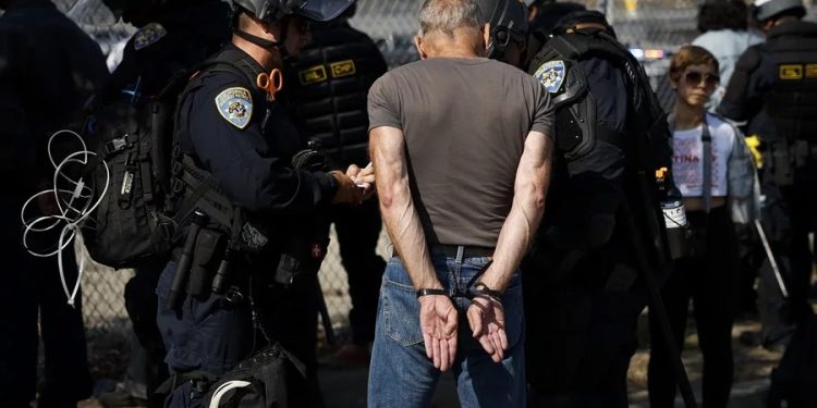 Los inmigrantes del centro y el sur de América son el 25 % de la población inmigrante de Nueva York pero suponen el 64 % de los arrestos.