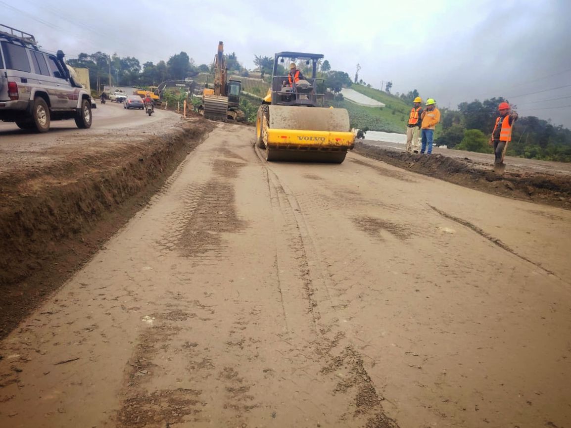La Dirección General de Caminos trabaja en la ampliación de la carretera entre Cobán y Santa Cruz Verapaz.