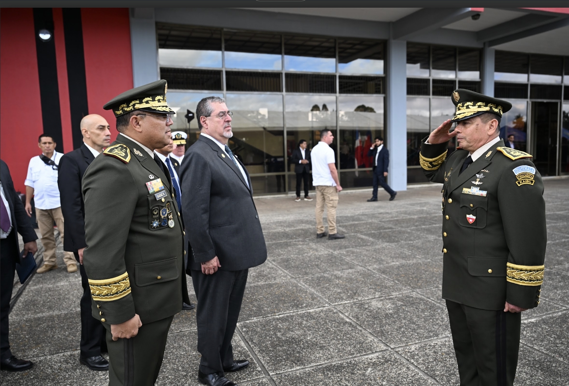 Presidente Bernardo Arévalo participó en la graduación de nuevos cadetes del Ejército de Guatemala. (Fotos: Byron de la Cruz)