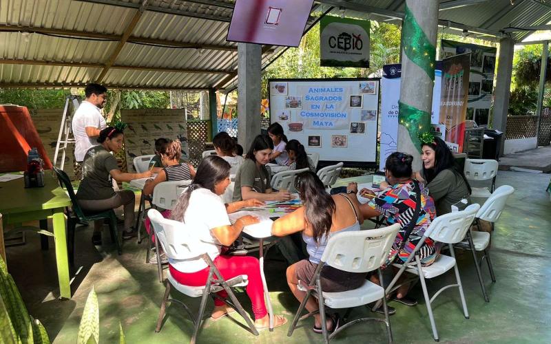 Vecinos de El Arrozal, Flores, Petén, participan en el taller de dibujo y pintura Animales Sagrados en la Cosmovisión Maya.