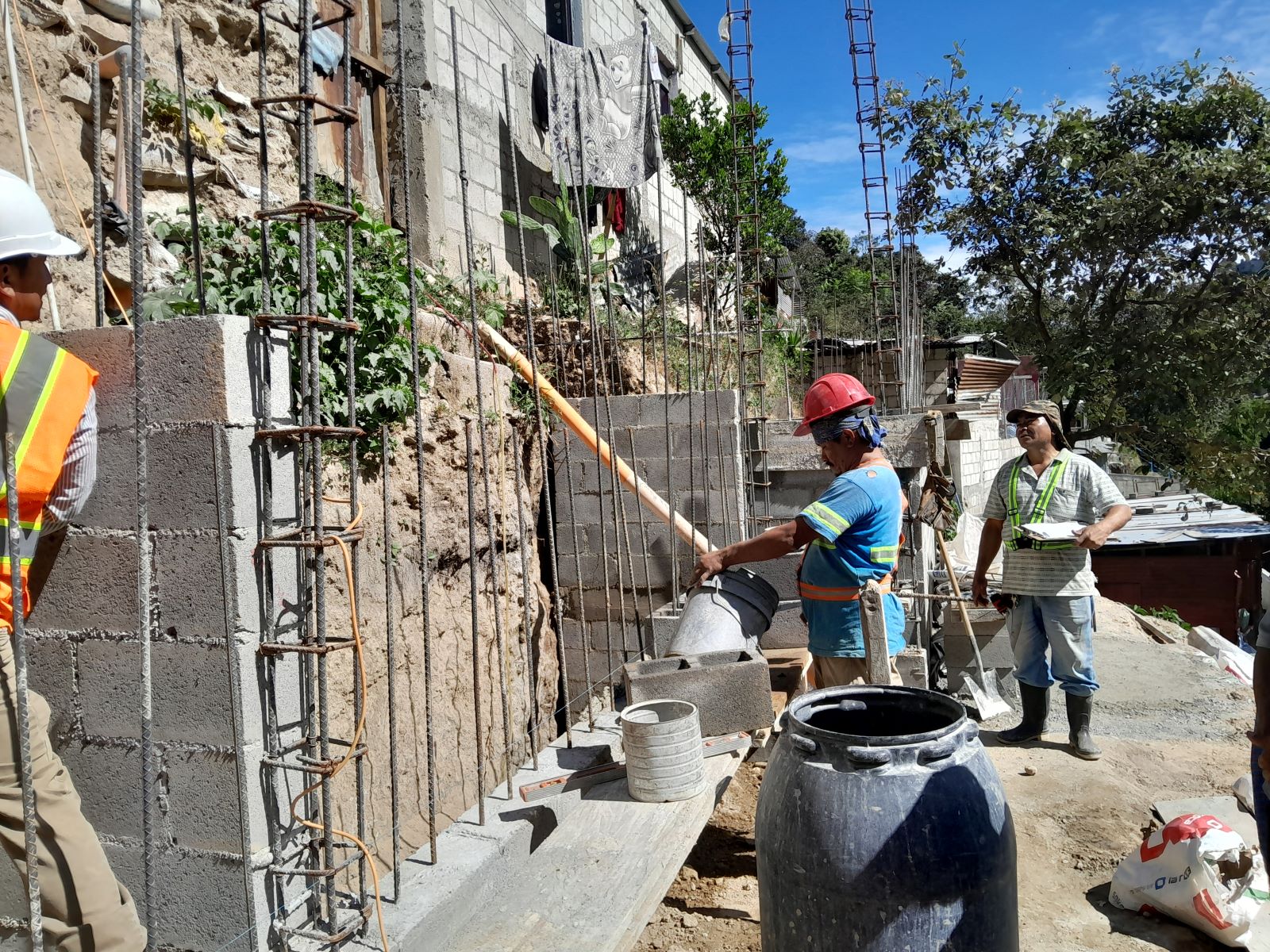 Proyectos de mitigación de riesgos fortalecen la seguridad habitacional de miles de familias