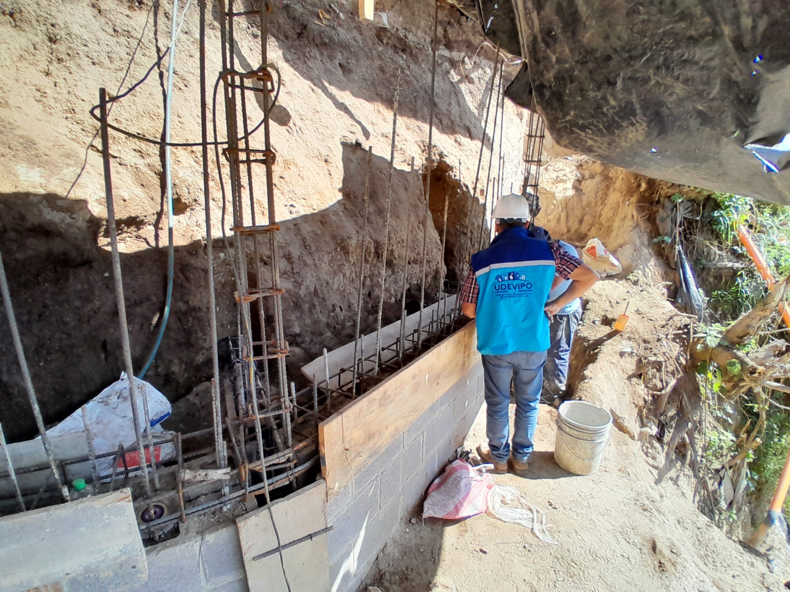 Una de las acciones que desarrolla Udevipo es la construcción de muros de contención para reducir riesgos de deslizamiento en sectores vulnerables.