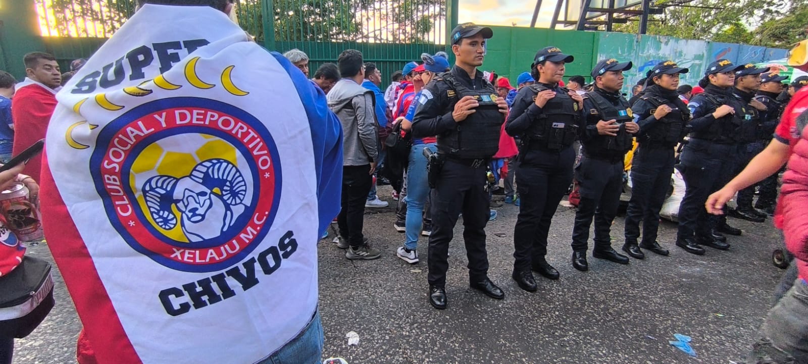 Agentes resguardan los alrededores del estadio. / Foto: PNC.