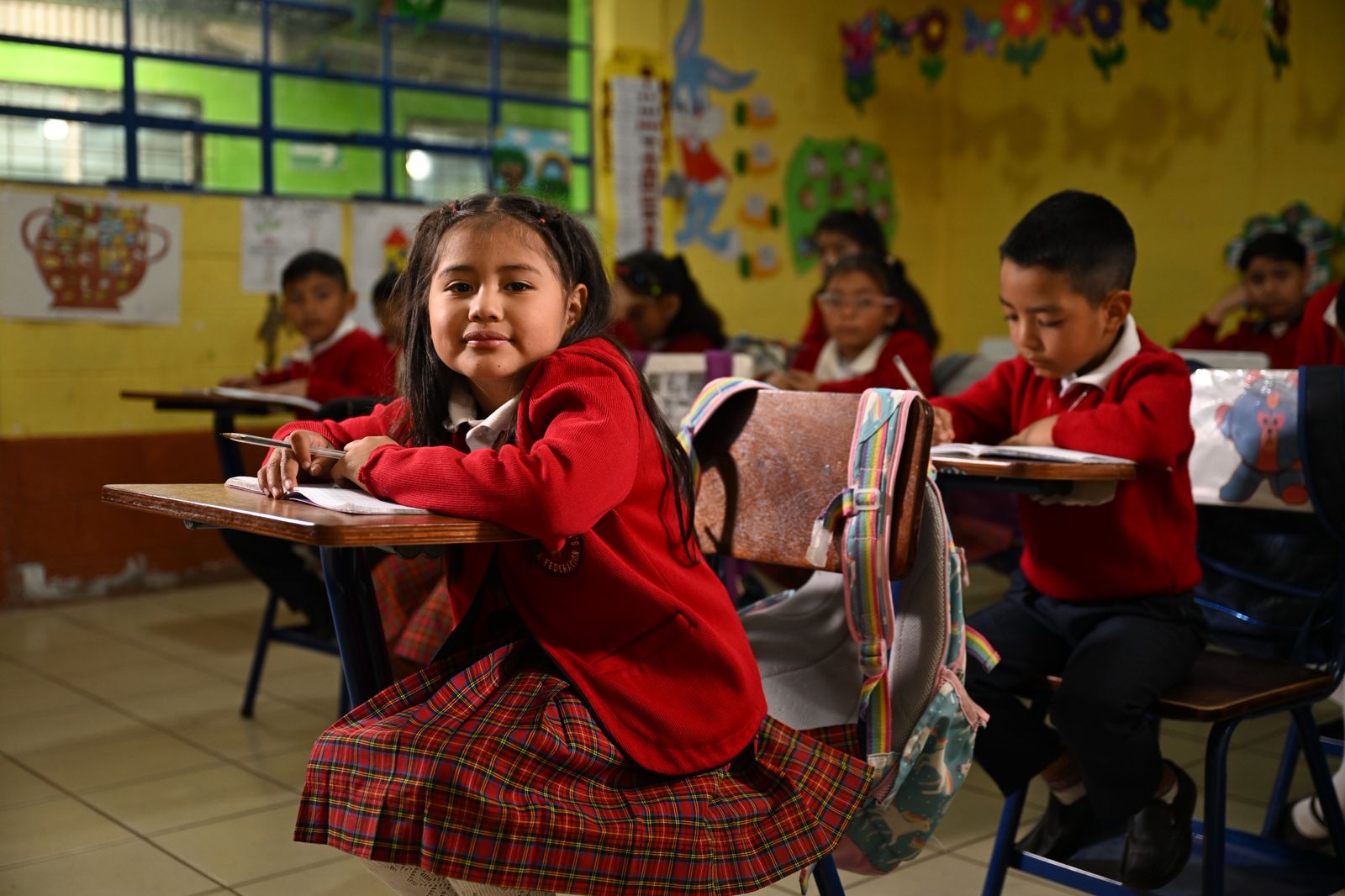 Montse muestra al presidente Arévalo cómo cambió su escuela tras el remozamiento en San Marcos
