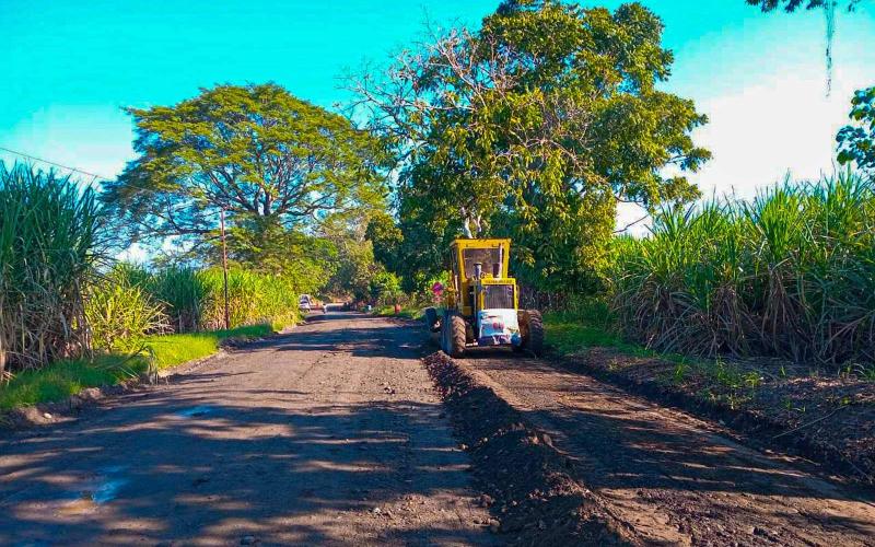Covial aplica nueva capa de balastro en ruta que conecta la aldea Chapinas con San Francisco Los Encuentros, Suchitepéquez./Foto: CIV.