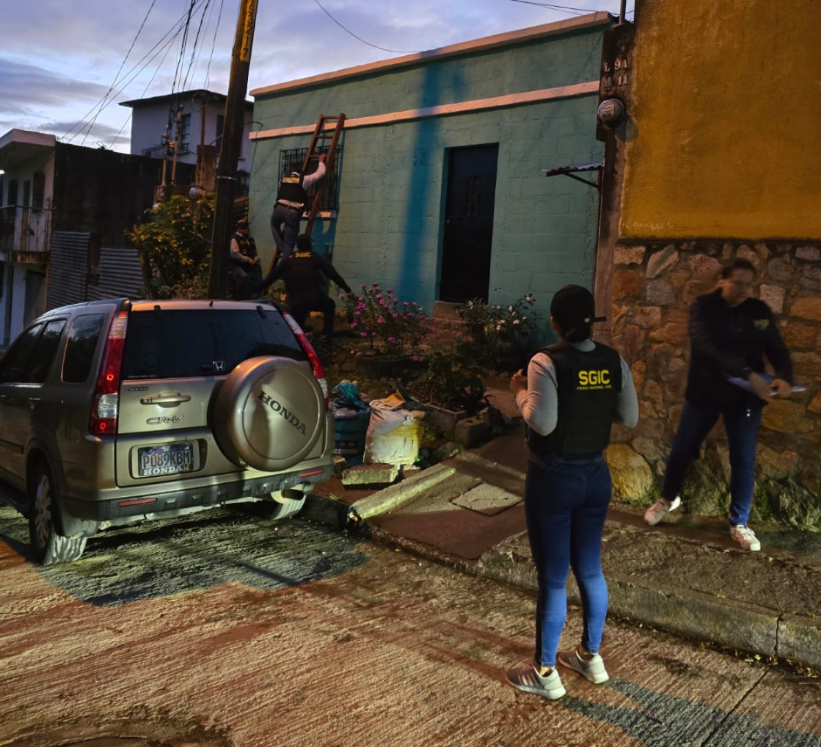 PNC localiza carabinas, pistolas y droga durante allanamientos