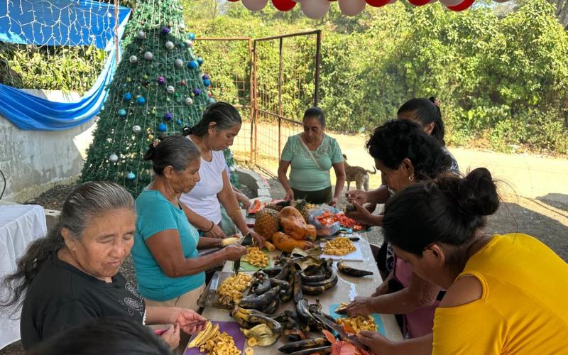 Adultos mayores comparten para preservar la tradición de elaborar ponche