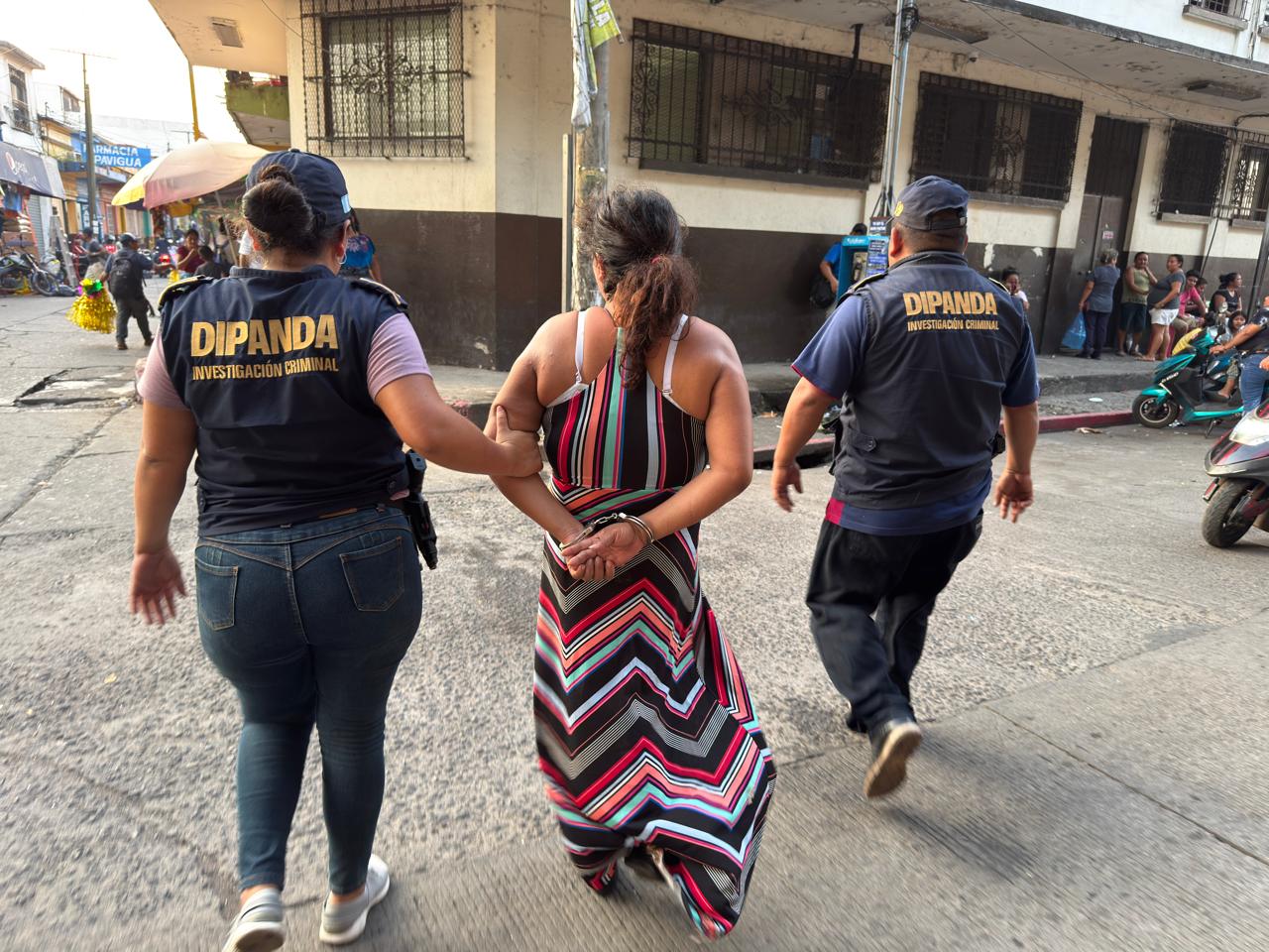 Las pesquisas de la Dipanda señalan que la capturada se dedica de forma constante al ingreso de objetos ilícitos a distintos centros carcelarios del país. / Foto: PNC.