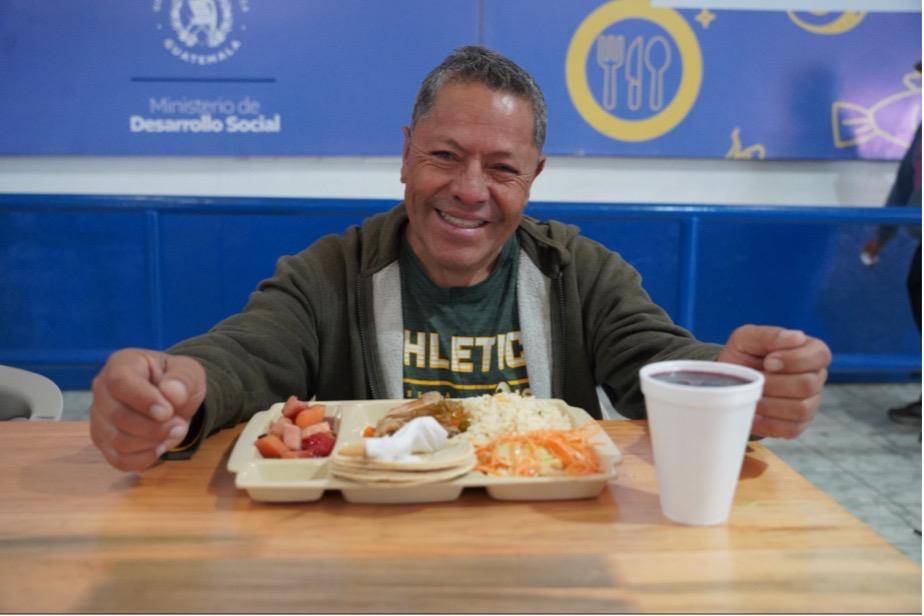 Adaptaron los menús para que los usuarios de los comedores sociales también recibieran alimentos navideños. / Foto: Mides.