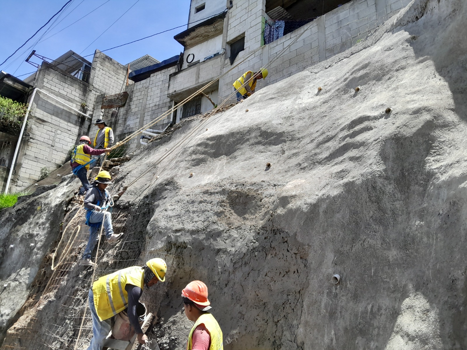 Obras de protección buscan asegurar mejores condiciones en los terrenos de los asentamientos, generalmente inestables. / Foto: CIV.