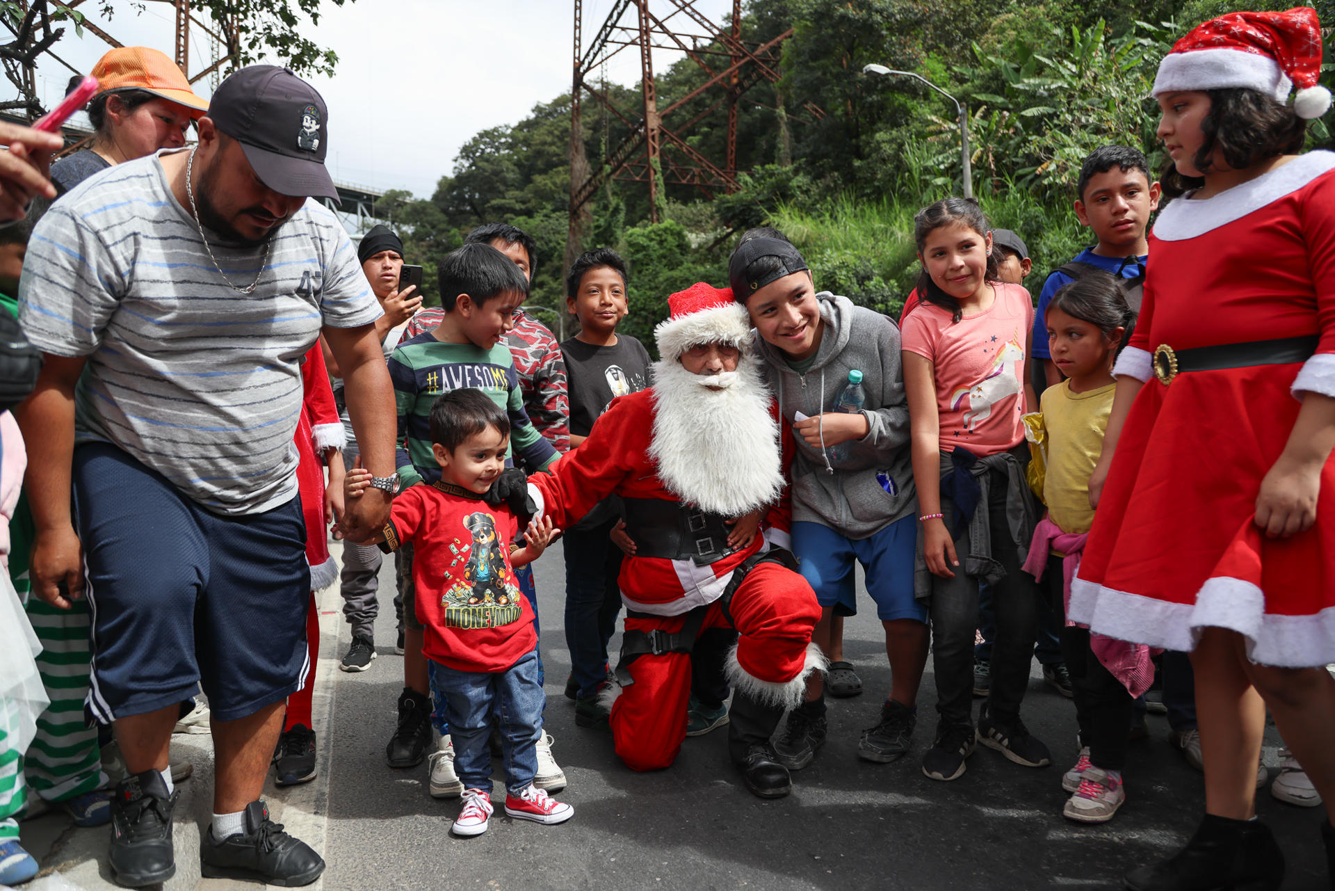 Niños recibieron a Santa Claus abajo del puente Las Vacas. / Foto: EFE.