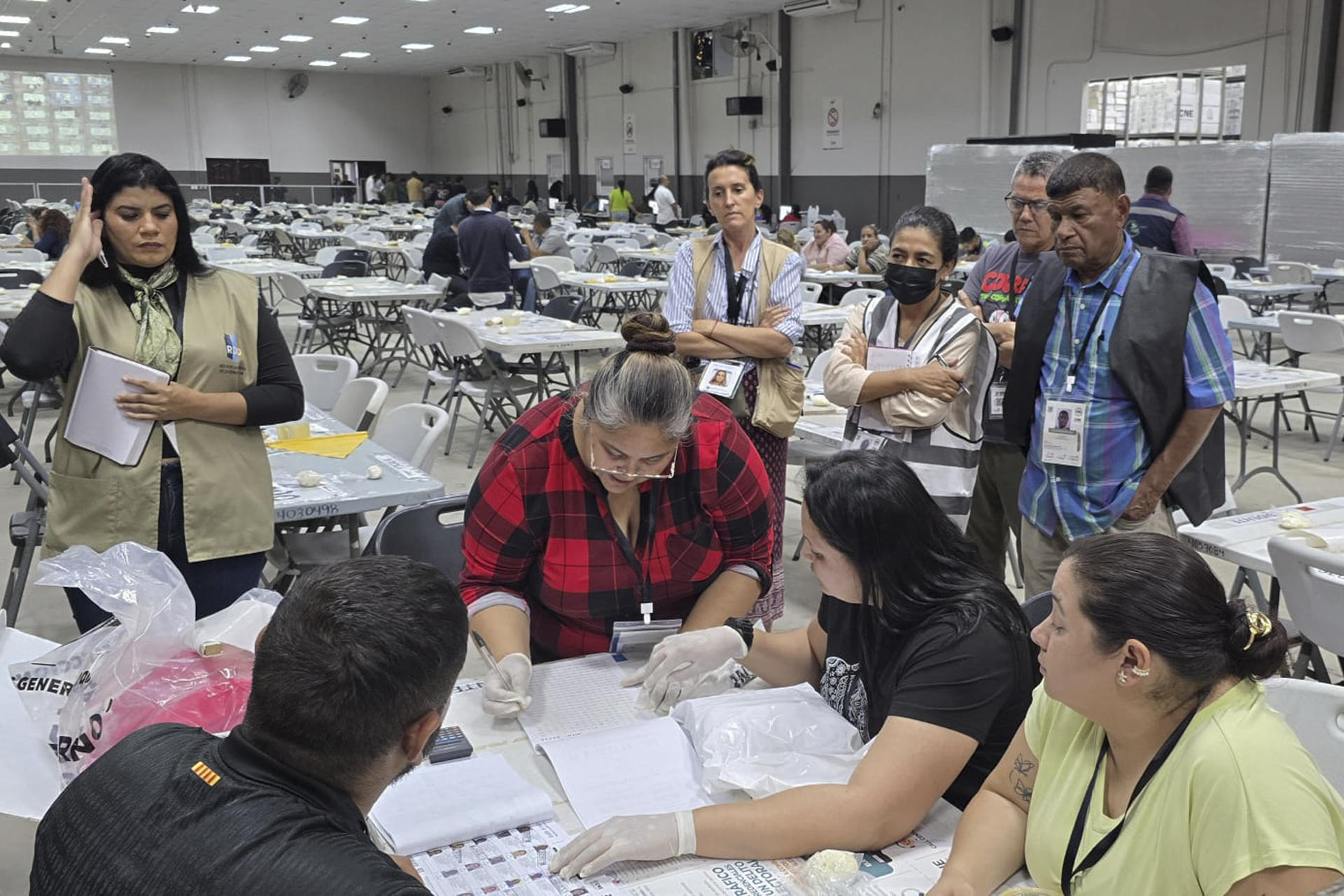 Personas durante el escrutinio especial este jueves, en Tegucigalpa (Honduras). / Foto: EFE, CNE.