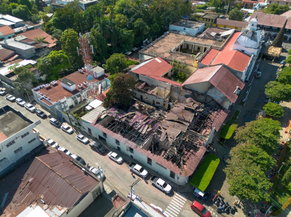 Evalúan daños tras incendio en edificio del Centro Histórico de Retalhuleu