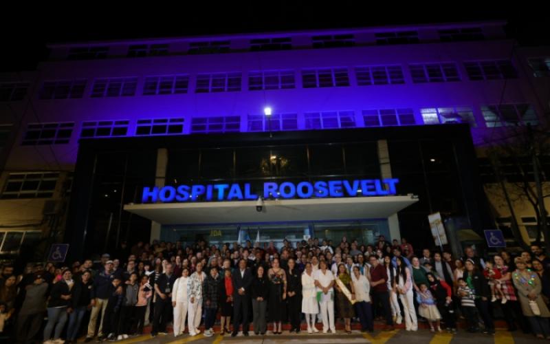 Autoridades y personal del Hospital Rooselebra participan en un acto de conmemoración del 70 aniversario del centro asistencial.