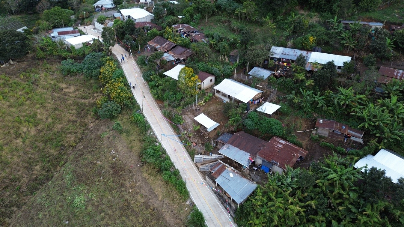 Inauguran tramo de pavimento en aldea Niño Perdido en Salamá